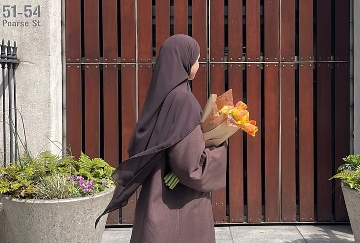 Peran Perempuan dalam Tradisi Infak yang Sering Terabaikan